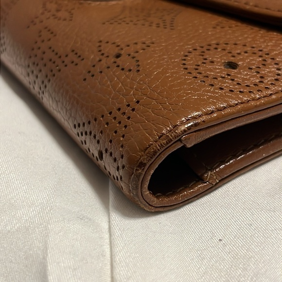 Louis Vuitton 2009 Leather Mahina Brown Amelia International Wallet - Picture 4 of 13